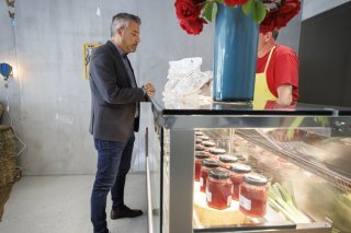 ,Le conseiller d'Etat valaisan Stephane Ganzer, chef du Departement de la sécurité, des institutions et du.sport s'est déplacé sur le site de Crêtelongue pour l'ouverture d'un magasin sur le site de l'établissement penitencier. KEYSTONE/Valentin Flauraud